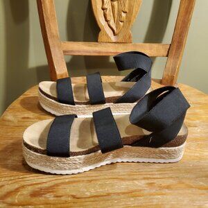 New Directions Sz 7 Black Strappy Platform Sandals